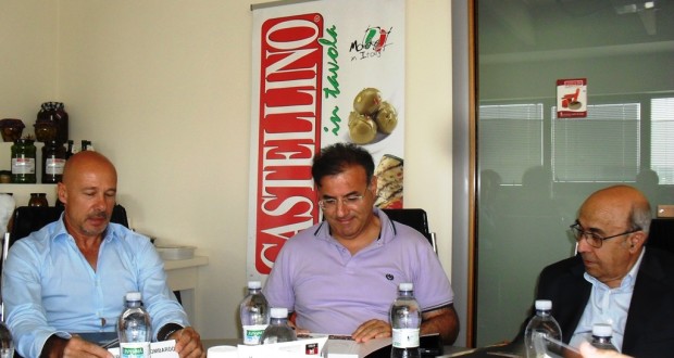 Vincenzo Lombardo (a destra) in una foto all'interno della sua azienda