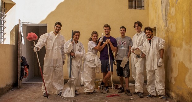 I volontari che hanno ripulito il vecchio carcere mandamentale (foto di Alessio Staffolani)