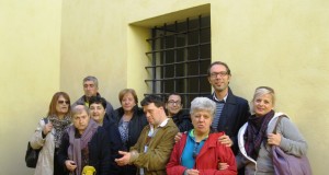 Francesco Rapaccioni con il gruppo nel cortile interno del carcere