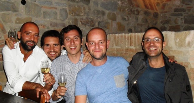 Michele Carta (a sinistra) assieme al fratello Lorenzo, veterinario, e ad alcuni amici de "Le canale"
