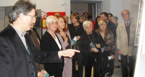 Un momento dell'inaugurazione della mostra con Paolo Gobbi e Donella Bellabarba in primo piano