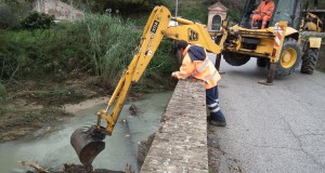 Operai al lavoro sul ponte