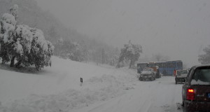 Pullman in difficoltà lungo la strada provinciale "Apirese", nei pressi di Palazzata