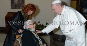 Anna Maria Piviero e la mamma Silvia insieme con Papa Francesco (foto dell'Osservatore romano)