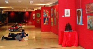 Bambini all'opera di fronte ai dipinti di Arbell