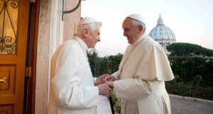 Lo storico incontro dei due Papi