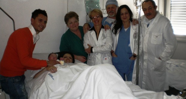 L'équipe sanitaria che ha assistito la mamma di Andri, il primo nato del 2014 a San Severino