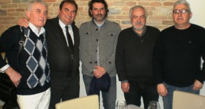 Il presidente di Confcommercio, Simone Biangi, assieme ad alcuni ristoratori