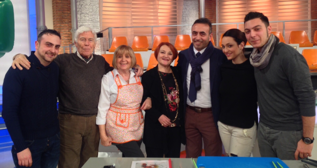Bruno Spaccia (il primo a sinistra) negli studi della trasmissione "La prova del cuoco"