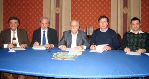 Il tavolo della firma in Provincia