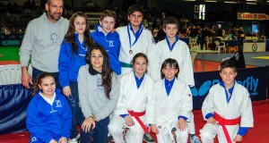Il maestro Boris con i suoi giovani allievi