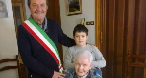 I 100 anni di Maria Sassaroli. Con lei il sindaco di allora, Cesare Martini, e il pronipote Manuel
