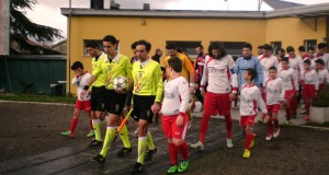 L'ingresso in campo della Settempeda con i Pulcini a far da mascotte