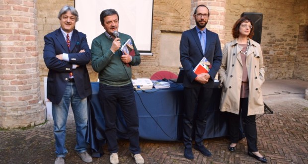 Marcello Muzzi (a sinistra) con il sindaco Martini, il direttore artistico Rapaccioni e l'assessore Gregori