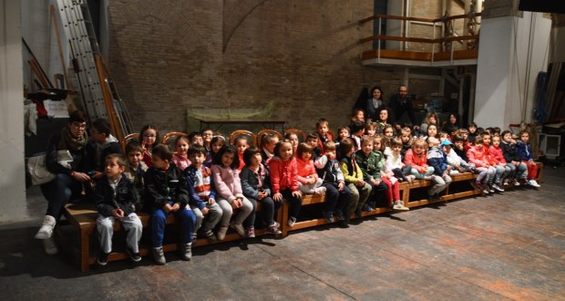I bambini sul palco del Feronia per lo spettacolo "Piano"