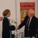 Il momento della consegna del Premio da parte del prof. Bertelli