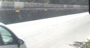 Il muretto che separa ferrovia e strada in un tratto della "361" tra San Severino e Castelraimondo