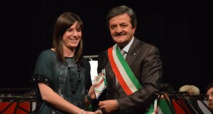 La neo diciottenne settempedana Marta Palmucci con il sindaco Martini