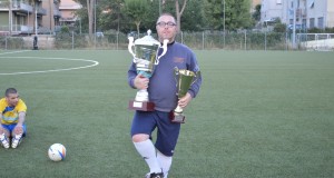 Mister Malasisi alza il trofeo