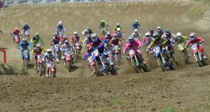 Piloti di cross in azione