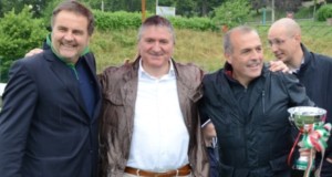 Fausto Pezzanesi con il sindaco Giuseppe Pezzanesi e il tecnico Fabrizio Castori