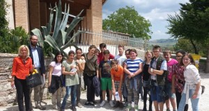 I ragazzi della 2^ A con la professoressa Ricciardi e l'avvocato Rapaccioni