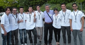 Il professor Cipolletti, responsabile del progetto per l'Itis, con i suoi studenti