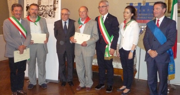 Piermattei (quarto da sinistra) accanto al Prefetto e al sindaco di Macerata. Alla sua destra ci sono anche il sindaco Martini e il presidente provinciale dell'Anpi