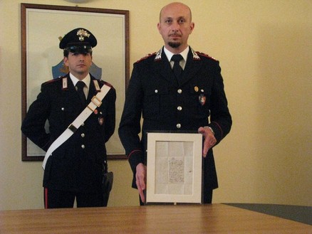 I carabinieri con il manoscritto sequestrato
