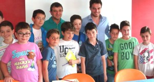 Giacomo Bonaventura con l'assessore allo Sport, Gianpiero Pelagalli, e alcuni piccoli fans alla premiazione dello Sportivo settempedano 2013