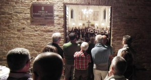 Pubblico fino all'esterno della chiesa della Pieve