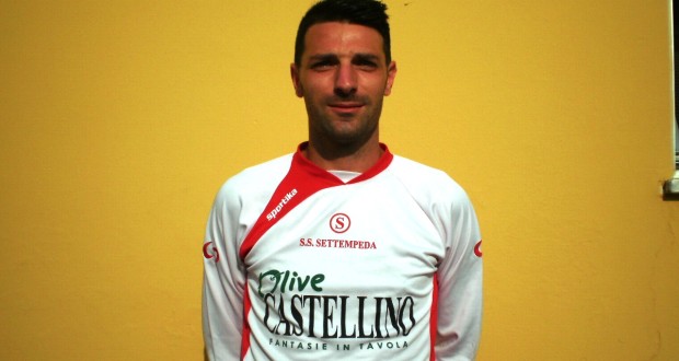 Matteo Monteneri con la nuova maglia della Settempeda firmata dallo sponsor "Castellino"