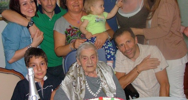La festa dei 100 anni di Antonia Cetoretta assieme a nipoti e pronipoti