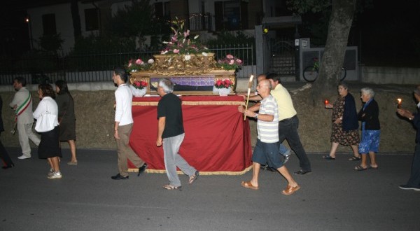 La processione con l'urna di santa Margherita (foto tratta da www.moreve.it)
