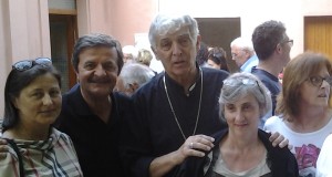 Mons. Edoardo Menichelli assieme al sindaco Martini, a familiari e amici nel cortile della chiesa di Serripola