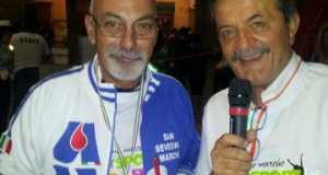 Il sindaco Cesare Martini consegna al presidente dell'Avis, Dino Marinelli, la medaglia di San Severino Marche da portare fino a Santiago