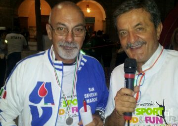 Il sindaco Cesare Martini consegna al presidente dell'Avis, Dino Marinelli, la medaglia di San Severino Marche da portare fino a Santiago