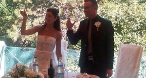 Gli sposi Jenni e Lorenzo brindano alla loro unione