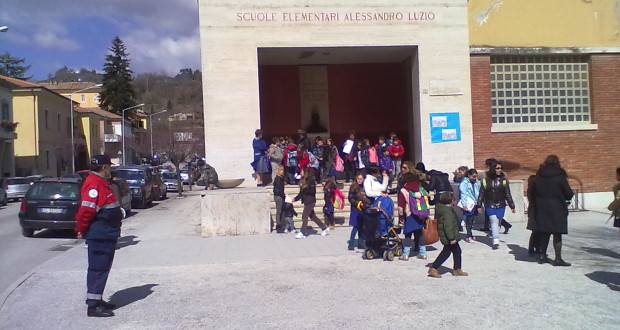 L'ingresso della scuola primaria Luzio