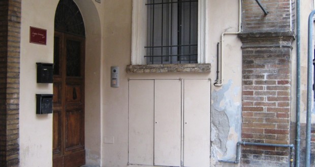 L'ingresso del B&B in cui è stato rinvenuto l'operaio