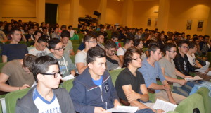Platea di studenti segue una lezione del prof. Leonesi (foto d'archivio)