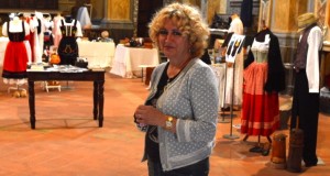 Serenella Eugeni nella chiesa di San Giovanni, sede della mostra
