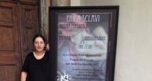 Erica Sclavi all'ingresso della mostra