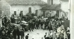 Foto storica della piazzetta in festa per la "Giornata del Ringraziamento" con la benedizione dei trattori