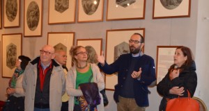 Anny Lazzari (a destra) ammira la collezione Bigioli nel piano nobile del palazzo comunale, guidata dall'avvocato Francesco Rapaccioni