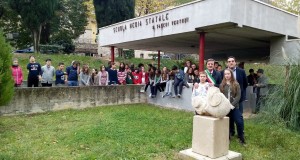 All'esterno della scuola ora c'è anche un'opera di Balducci