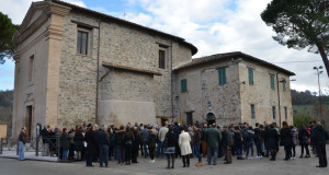 La chiesa di Santa Maria Assunta e i tanti fedeli presenti alla riapertura