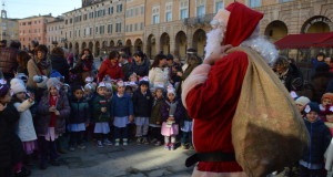 I bambini in piazza incontrano Babbo Natale