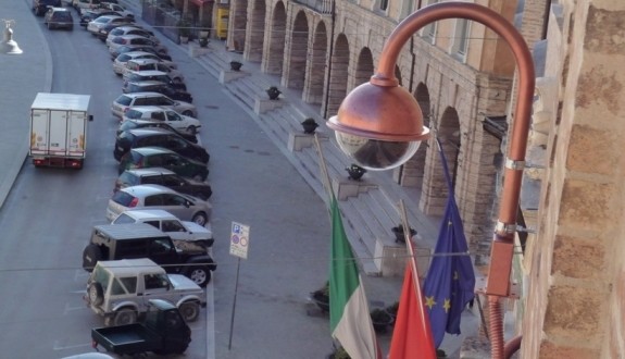 Immagine di videosorveglianza della piazza