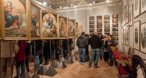I partecipanti alla prima edizione mentre visitano la Galleria d'arte modena, in municipio